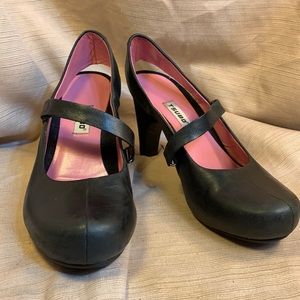 Tsubo leather platform/heels w/velcro adjustable